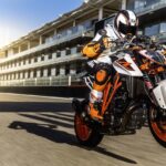 2017-KTM-1290-Super-Duke-R-action-09