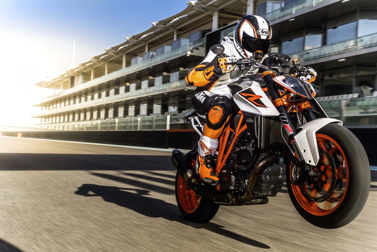 2017-KTM-1290-Super-Duke-R-action-09